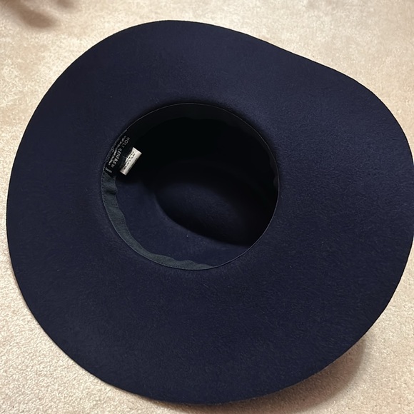 Styling hat from Holt Renfrew 100% wool - Picture 6 of 7